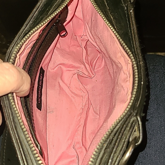 Victoria Secret black bag. Pink lining.. L. 10"X6"X2" 10" Drop.(#1453A) GUC. - Picture 10 of 16